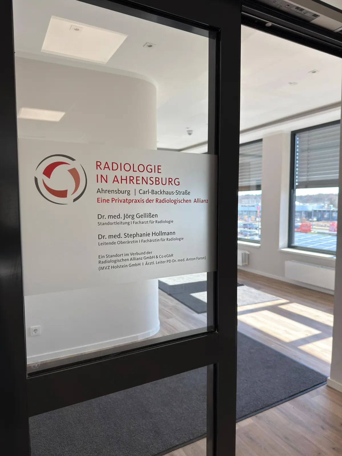 Eingangsbereich mit Praxisschild der Radiologie in Ahrensburg