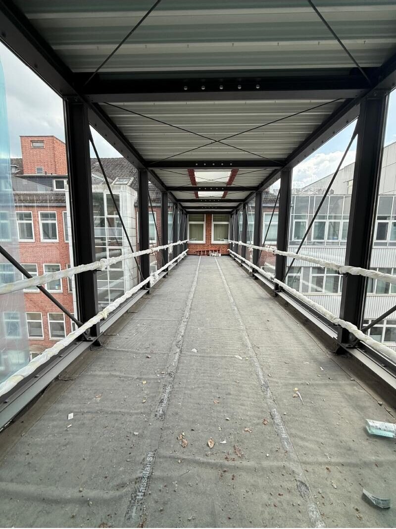 Verglaster Verbindungsgang zwischen Neubau und bestehendem Gebäude